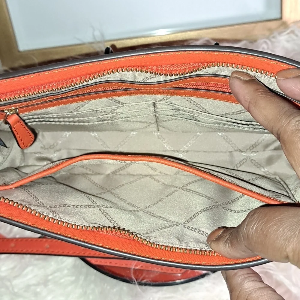 Michael Kors NWOTs Sheila Small East West Top Zip Shoulder Bag - Picture 7 of 8